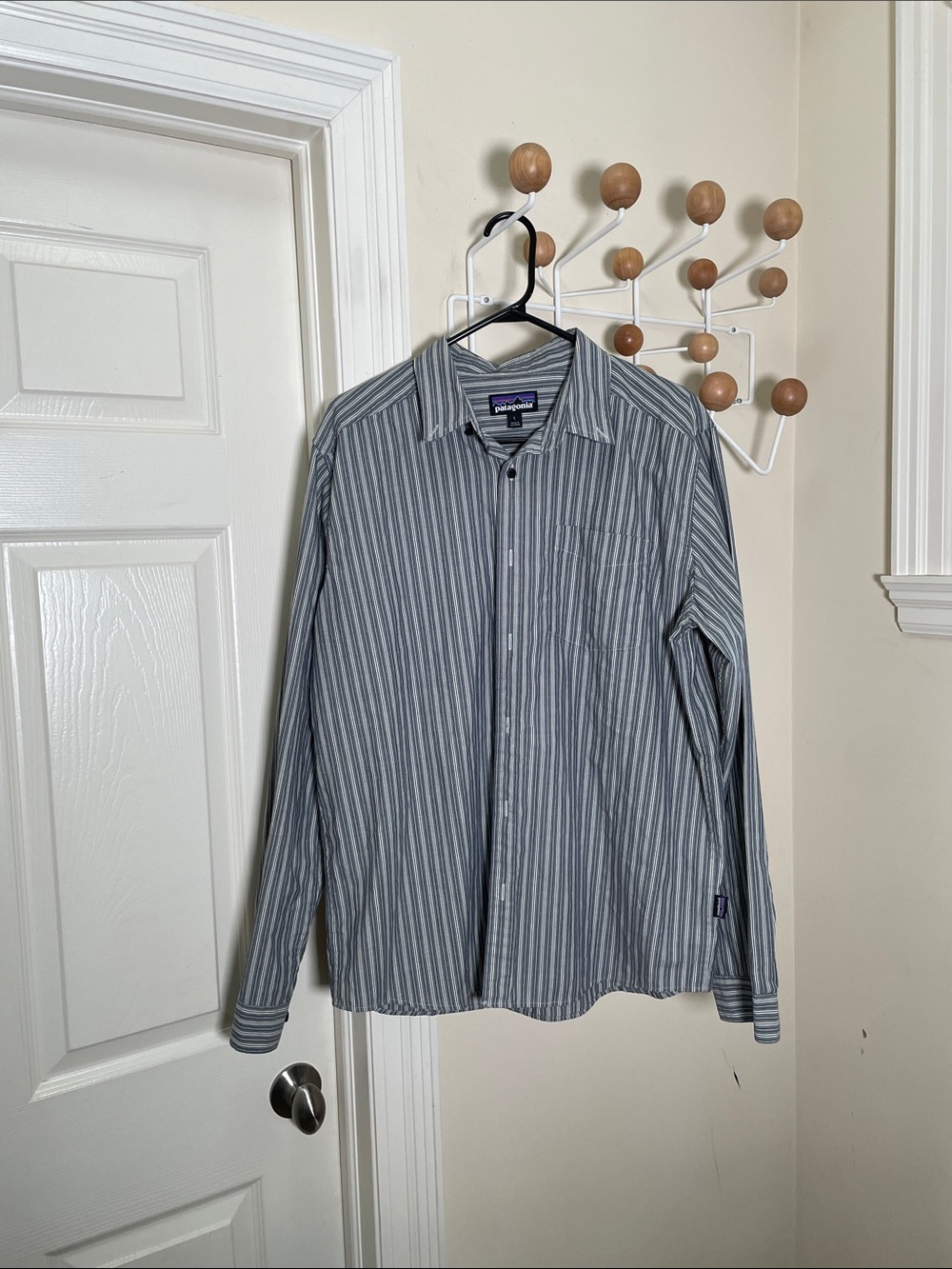 Patagonia Organic Cotton Vertical Stripe Button-Down Shirt Grey / White - L